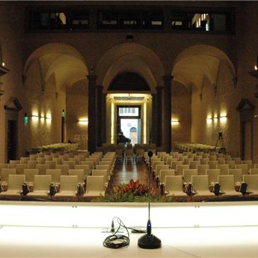 vista dell\'ingresso dal palco